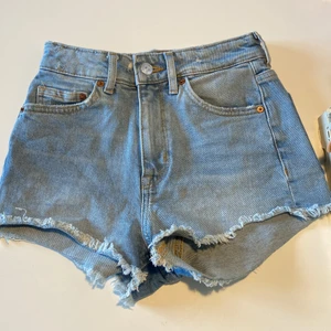 Jeansshorts med medelhög midja  - Plagget är supersnyggt och trendigt och ett bra basic plagg. På mig är dom lågmidjade men lite försmå då jag köpt dem i en för liten storlek. Men annars är de jättefina och i jättebra skick! Säljs billigt och prutning är tillåtet😚 Vid intresse skriv privat❤️