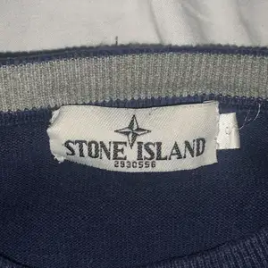 Det är en rätt så gammal Stone island tröja från typ 2018 inte andvänd så mycket och det är storlek S i barn storlek perfekt plagg till sitt barn. Dock är den ett litet hål i armhålan så 