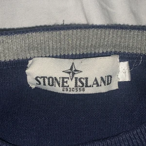 Stone island tröja Storlek:S - Det är en rätt så gammal Stone island tröja från typ 2018 inte andvänd så mycket och det är storlek S i barn storlek perfekt plagg till sitt barn. Dock är den ett litet hål i armhålan så 
