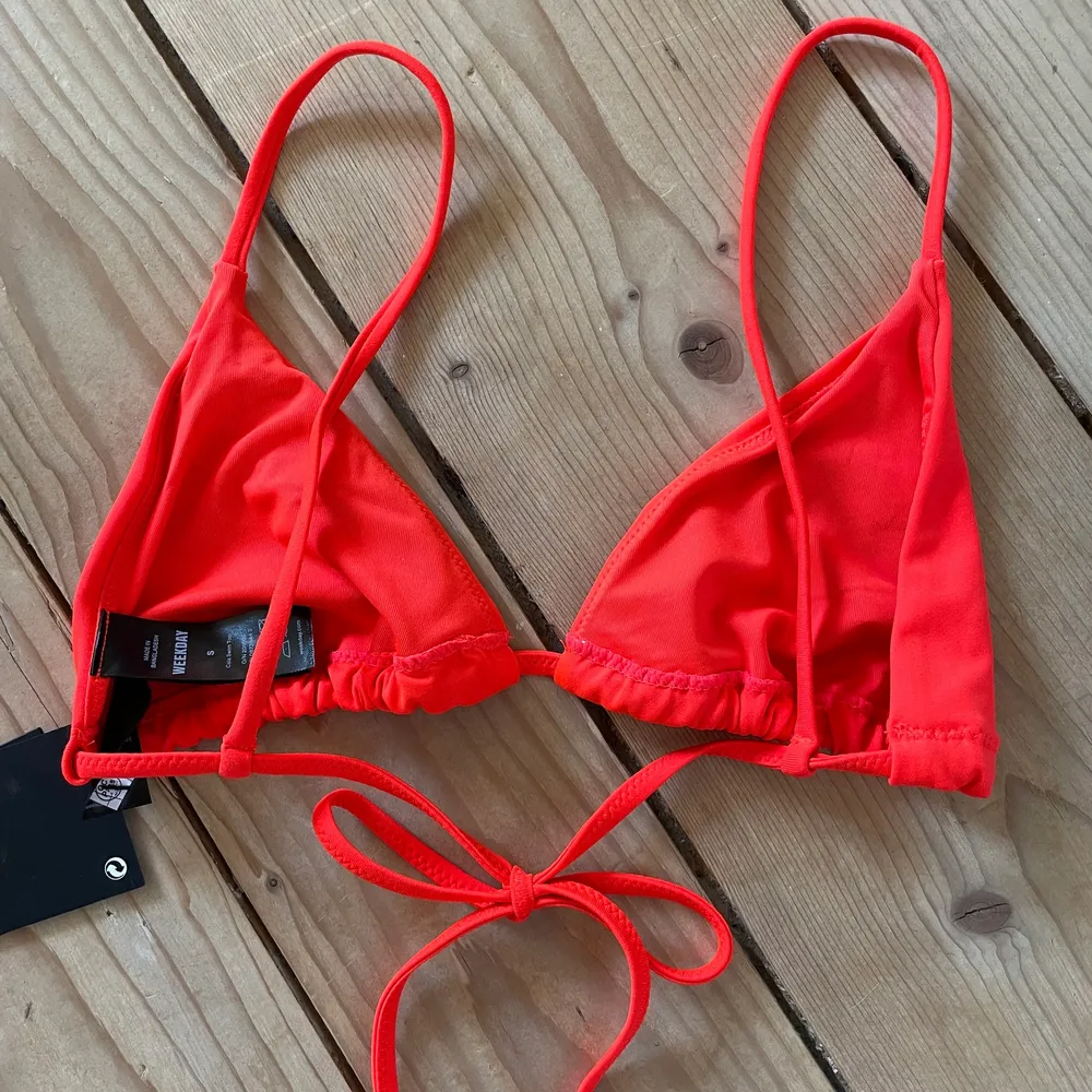 Oanvänd bikiniöverdel från Weekday i stark fin orangeröd. Övrigt.
