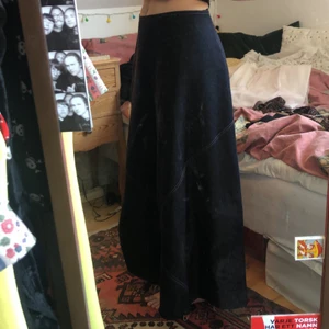 Jeans kjol - Så fin vintage jeans kjol som inte kommer till användning! Har slit på sidan men är lätt ihop sytt! Lite trådig längst ner. Gratis frakt!:) 