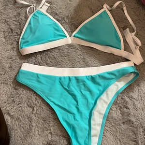 Ny bikini strl S-M, inte ens testad.  - Helt ny bikini strl L men väldigt liten i strl! Inte ens testad då jag visste att den skulle vara för stor för mig i kuporna. Har likadan i medium (är vanligtvis en S, 75a i bh) och den passar mig i överdelen men för liten i underdelen. Så skulle säga att denna förmodligen passar en S med lite större kupa än mig 🌸 