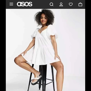 Vit sommarklänning från Asos - Säljer denna vita sommarklänning från Asos. Storlek 36 💚