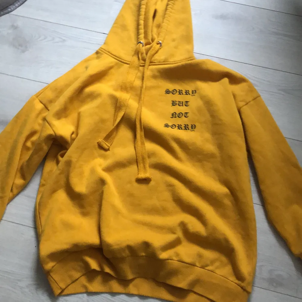 PRIS KAN DISKUTERAS (BUDA) Fin hoodie i gul/senapsgul färg från bikbok. Kommer itne t användning. Hoodies.
