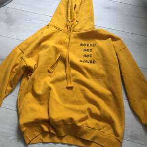 PRIS KAN DISKUTERAS (BUDA) Fin hoodie i gul/senapsgul färg från bikbok. Kommer itne t användning
