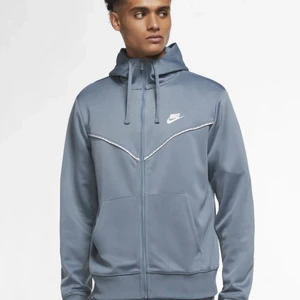 Nike tröja - Köptes för 699kr på zalando i januari till min bror men han växte ur den nu, så därav säljer jag den åt han nu så den kan komma till användning.  Kan mötas upp och fraktas.    Storlek XS men skulle mer säga en M