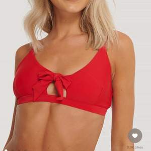 Säljer min röda bikini topp från NA-KD som inte riktigt passar längre, storlek M 