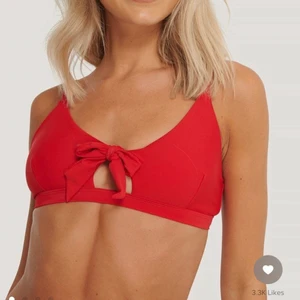 Bikini topp NA-KD  - Säljer min röda bikini topp från NA-KD som inte riktigt passar längre, storlek M 