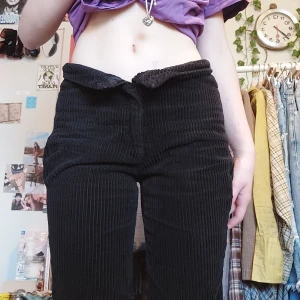 Svarta machesterbyxor - Manchesterbyxor köpta på weekday. Använda kanske 3 gånger och i bra skick. Benen har jag sytt in lite så passformen är lite annorlunda än när dom var köpta. Köparen betalar frakten. Ta gärna kontakt ifall du har frågor!