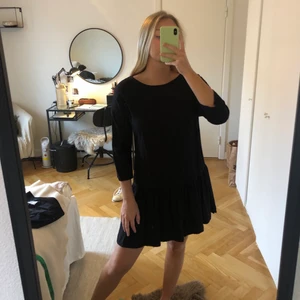 Svart klänning  - Svart klänning från bikbok. Strl s. Använd 1 gång 