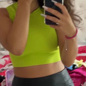 Gul/Grön croptop från Zara - Jättefin topp som bara används vid 1 tillfälle, däljer pga inte min stil längre. 