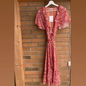 Omlottklänning - En jätte fin klänning från &Other Stories.  - Prislapp sitter kvar!  - Endast provad.  - Säljer på grund av att den är för liten:( - storlek 40 - nypris 990kr