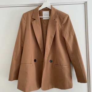 Brun skjorta st34 - Brun blazer från Nelly, storlek 34. Endast använd en gång, säljer pga använder inte. 