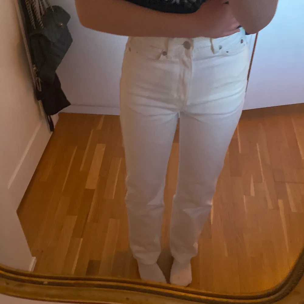 Så fina vita jeans från weekday i modellen rowe🤍 Super bra skick! Pris kan diskuteras :) Använda fåtal gånger. Nypris: 500kr. Jeans & Byxor.
