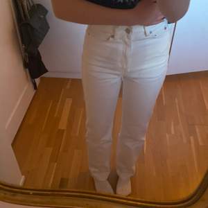Så fina vita jeans från weekday i modellen rowe🤍 Super bra skick! Pris kan diskuteras :) Använda fåtal gånger. Nypris: 500kr