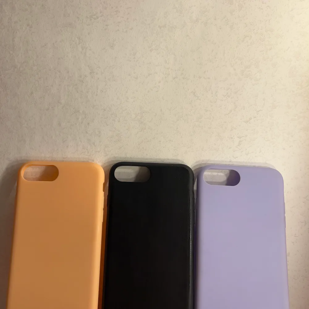 iPhone 8 Plus i färgen orange/gul ,svart och lila. Använder inte pgr av att jag har en ny mobil. Kan även säljas försig❤️. Accessoarer.