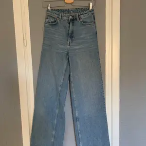 Lösa jeans från Monki som var populära för något år sen. Jag har tyvärr vuxit ur dom och därför säljer jag. Bra kvalitet och utan defekter. Skriv för mer info eller bilder❤️