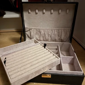 Smyckeskrin - Säljer detta då jag köpt ett nytt, den är dock väldigt dammig men det går enkelt att dammsuga bort. Köptes för 399kr i en butik nära Mellerud 