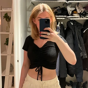 svart croppad topp - Använder ett par gånger men har växt ur den tyvärr