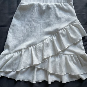 Volang kjol - Superfin volangkjol från Nelly, aldrig använd då ja tycker den är för lång för mig som är 160🤍🦋☀️