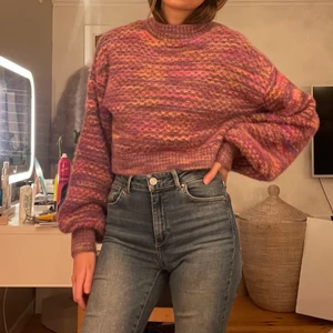 Stickad tröja från; For Love And Lemons  - 90-tals inspirerad, stickad tröja från kända märket For Love and Lemons (FLL). Bland de skönaste plaggen jag äger. Färgerna är mer klara i verkligheten. Lila och rosa dominerar. Nypris är ca 1200kr och inköptes december 2019🥰