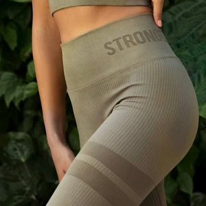 Rib seamless tights - XSMALL - Tights från STRONGER i färgen ”dusky green”, endast använda en gång. Supersnygga men jag insåg att jag inte trivs i nåt annat än svart haha så därav jag säljer det. Säljer även tillhörande crop top som dock är i storlek Small. Fråga om paketpris! Originalpris 599kr. Köparen betalar frakt 