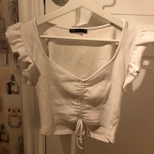 Zara topp🤍 - Säljer superfin vit topp från Zara!🤍Strl M men är mindre i storleken!❤️50kr+frakt som ligger på 56kr! Skickar med postnord och såklart spårbart! Kontakta mig gärna vid frågor!😊