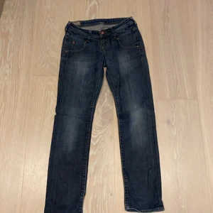 Lågmidjade jeans! - Fina lågmidjade ”gråblå” jeans! Skulle säga att de är i storleken xxs! Säljer för 50 + frakt! 💗