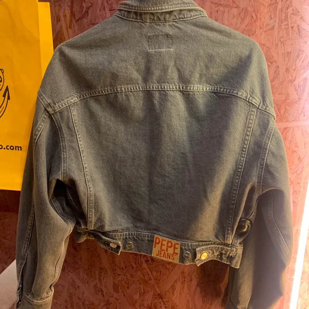 Croppad grå jeansjeacka från Pepe Jeans i storlek M. Vintage från Pepe Archive. Jackor.