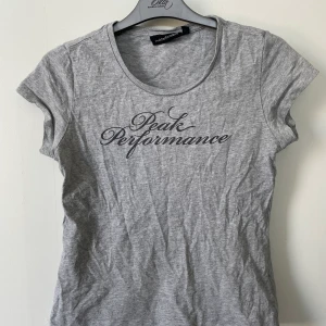 Peak performance T-shirt  - Grå peak performance T-shirt i fint skick! 