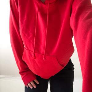 Röd hoodie från H&M. Lite nopprig.