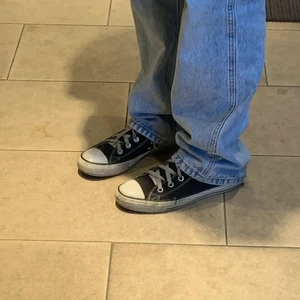 Svarta converse - Svarta höga converse, köpta secondhand för 200kr för ca två veckor sedan men de var i väldigt slitet skick så ska köpa nya istället. Slitningar i gummit och på märket bl.a., skriv för fler bilder