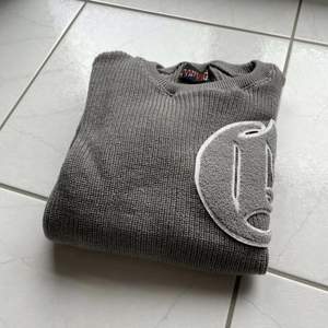 Helt ny grå corvidae knit oanvänd, prutbart pris