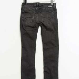 Svarta, lågmidjade straight jeans från mavi. Köpta på preowned Zalando, strl 26x30💕