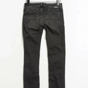 Mavi jeans - Svarta, lågmidjade straight jeans från mavi. Köpta på preowned Zalando, strl 26x30💕