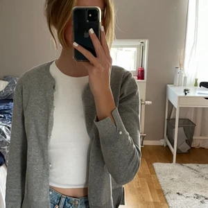 Två koftor från zara  - Säljer en grå och vit kofta från zara, dom är i ett väldigt bra skick men säljer dom för att dom har blivit för små, säljer dom för 80kr styck 