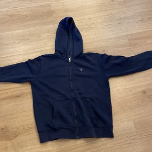 GANT tjock tröja  - GANT tjock tröja som är i mörk blå, är i bra skick och har används ett få tal gånger.