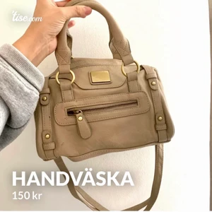 Handväska - Fin liten väska från promod, inköpt på sellpy och aldrig använd av mig. Går att används både som handväska via de två kortare handtagen, men även som crossbody och axelväska! Toppen ju! Den är i gott skick med några få fläckar som knappt är synliga. Perfekt för nästan allt då den har många fack och rymmer en hel del!!