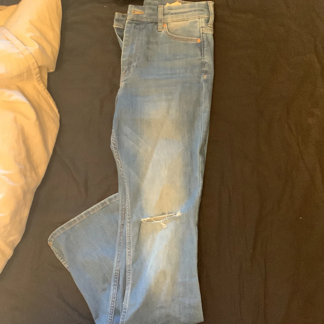 Blåa flared jeans med hål