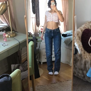 Levis byxor - ❤️💋✨💋❤️‍🩹Skitsnygga Levis byxor med en riktigt cool tvätt, köptes i Malmö i en secondhand men har nu bestämt mig för att sälja mina favorit byxor för pengar kris✨✨❤️💋❤️