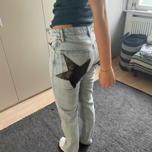 Jeans med stjärnor - As coola midrise ljusa jeans med svarta stjärnor🖤stjärnorna har jag satt på alltså är de helt unika!! Skriv privat vid intresse🤌🏼🤌🏼 (Köparen står för frakt)