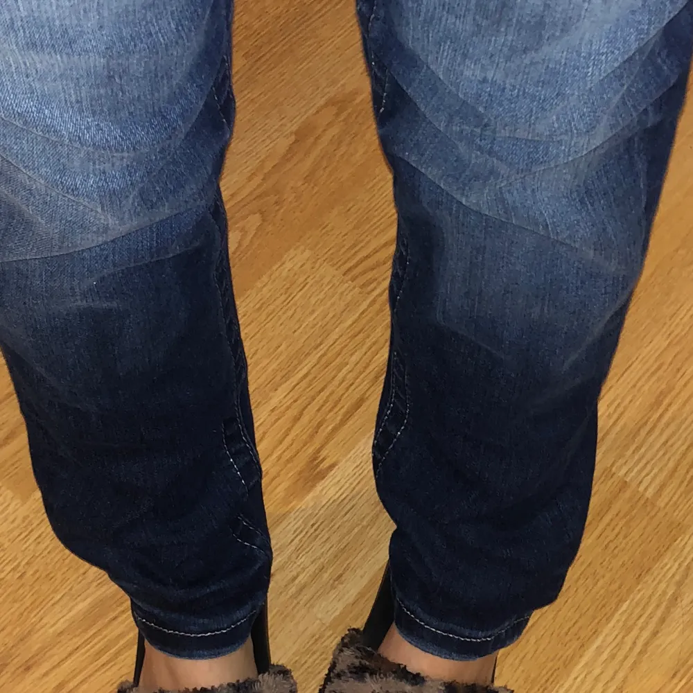   Så snygga lågmidjade jeans fårn miss me i storlek 29” , lågmidjade och helt i nyskick. Kände mig tyvärr inte bekväm i lågmidjat med för den som gör det är dessa jeans perfekt. Jeans & Byxor.