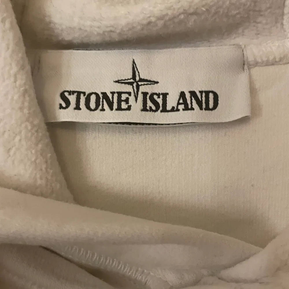 Stone island hoodie i nyskick, andvänd 1 gång då den var för lite tyvärr. Storlek S. Nypris 2600. Tröjor & Koftor.