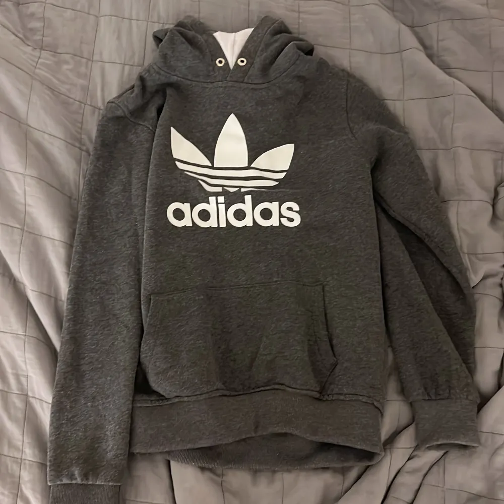 Adidas hoodie, mörkgrå, strl S. Sjukt mysig hoodie, knappast använd🫶🏻. Hoodies.