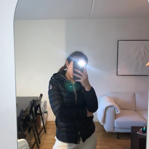 Parajumper jacka  - Dunjacka parajumper: Dragkedjorna är sönder, samt ett litet hål på sidan av ärmen. Därav priset!