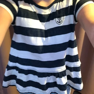 T-skirt  -  jättefin volang t-shirt 