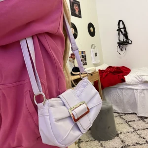 Daniel Ray shoulder bag  - Säljer denna Daniel Ray shoulder bag med justerbart axelband! Lädret är i fint skick och det finns inga andra defekter på väskan. Priset kan diskuteras!! kommentera om du är intresserad!! Köparen står för frakten!!💗💗 TRYCK INTE PÅ KÖP NU