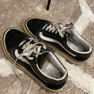 Skor  - Vans skor. Rätt så använda.   ‼️ köparen står för frakten ‼️