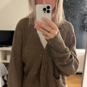 Brun kofta - Brun, stickad kofta. Strl S, passar perfekt över ett vitt linne!! 