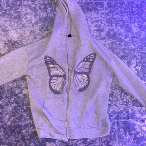 Rhinestone hoodie grå - En Rhinestone hoodie grå i storlek s ( kan använda som storlek M) Köpt här på Plick.